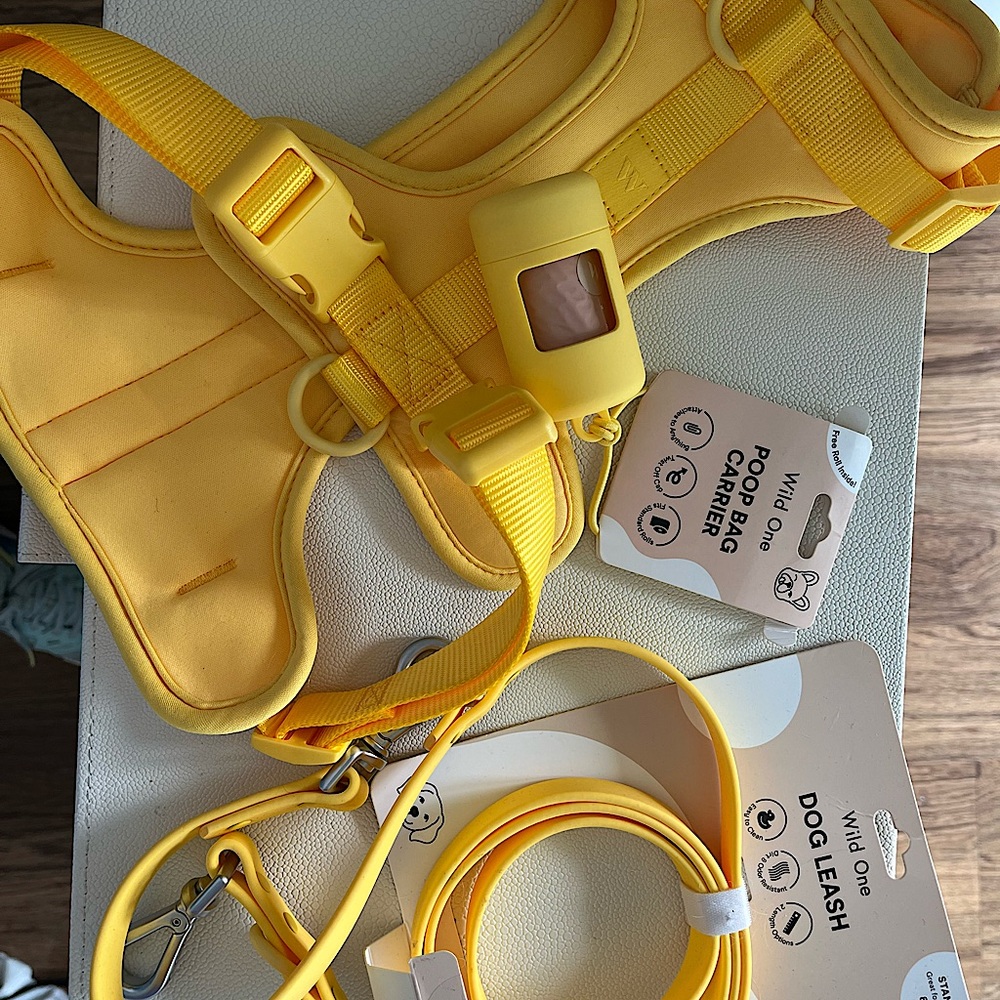 Wild one harness leash and waste bag carrier and bags NWT! Size L